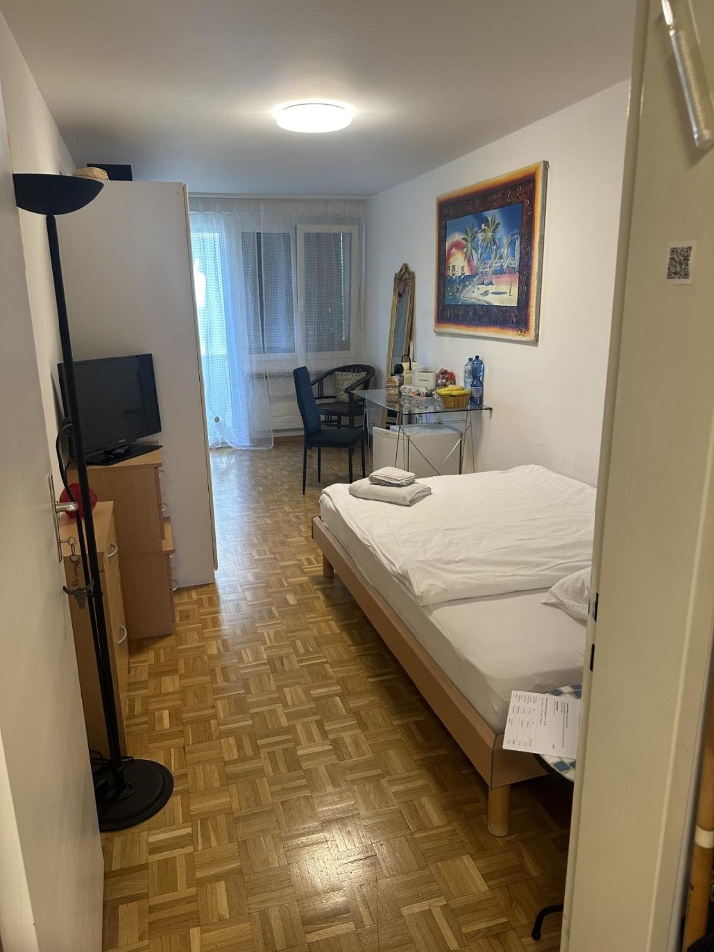 Schoenes Zimmer In Der City Базел Екстериор снимка